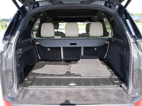 Used 2019 Land Rover Discovery SE AWD/4WD image 17