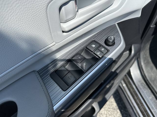 Used 2025 Toyota Sienna LE AWD/4WD image 17