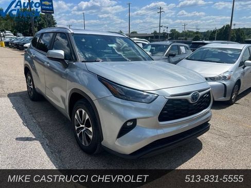 Used 2023 Toyota Highlander XLE FWD image 2