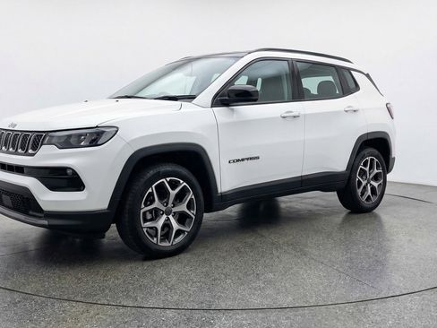 Used 2025 Jeep Compass Limited image 3