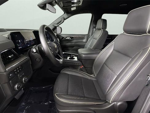 Used 2025 Chevrolet Suburban Premier image 17