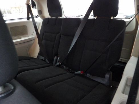 Used 2018 Dodge Grand Caravan SE w/ UConnect Hands-Free Group image 10