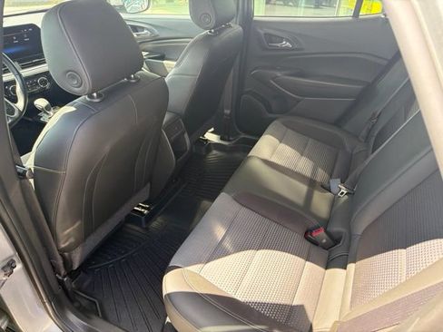 Used 2024 Chevrolet Trax LT w/ Sunroof Package FWD image 16