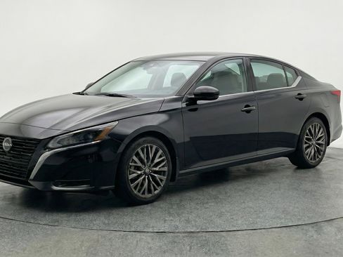 Used 2025 Nissan Altima 2.5 SV FWD image 3