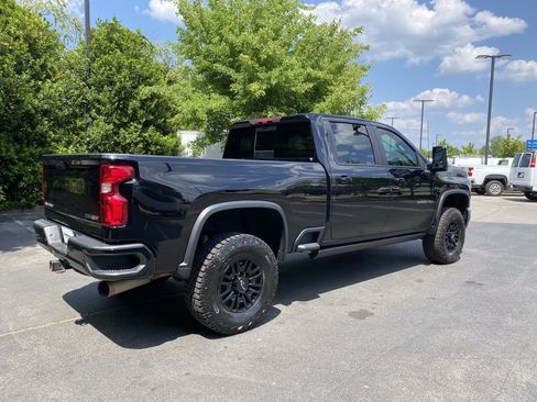 Used 2024 Chevrolet Silverado 2500 ZR2 w/ Technology Package image 9