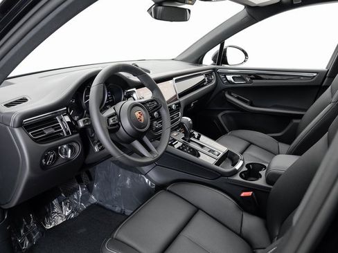 New 2025 Porsche Macan image 4