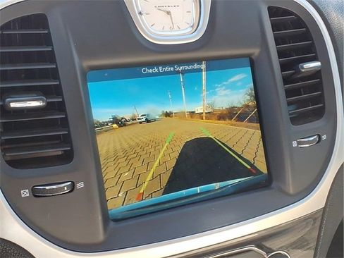 Used 2019 Chrysler 300 Touring w/ Driver Convenience Group image 8