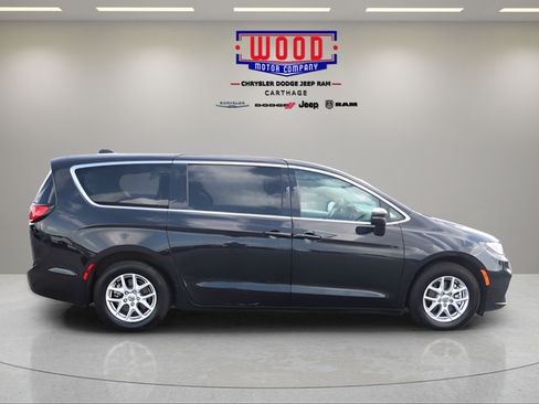 Used 2023 Chrysler Pacifica Touring-L FWD image 2