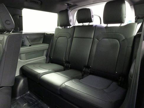 Used 2024 Land Rover Defender 130 X-Dynamic SE AWD/4WD image 48