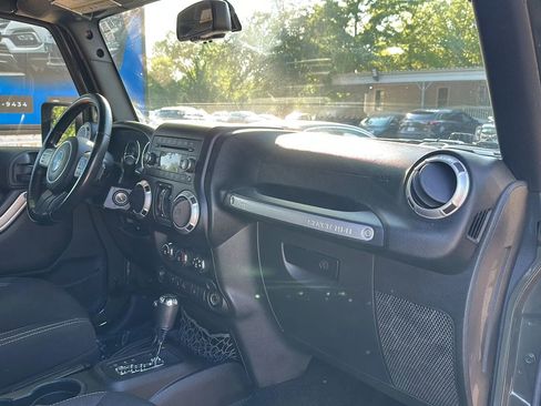 Used 2015 Jeep Wrangler Unlimited Sahara AWD/4WD image 20