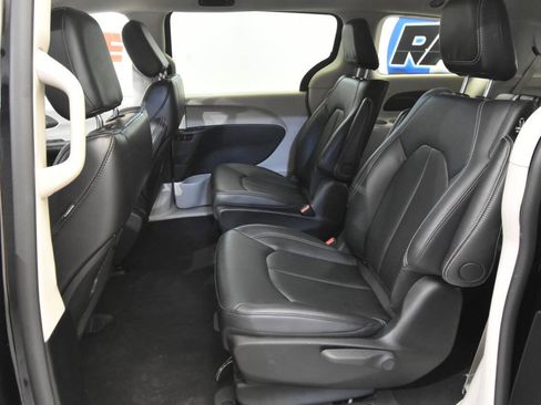 Used 2024 Chrysler Pacifica Limited FWD image 16