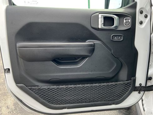 Used 2021 Jeep Gladiator Willys image 16