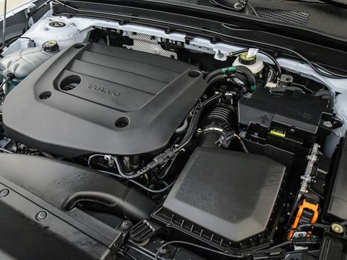 Certified 2026 Volvo XC40 B5 Plus AWD/4WD image 28