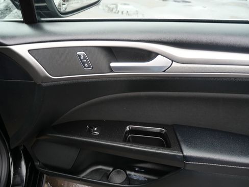 Used 2017 Ford Fusion SE w/ Fusion SE Technology Package image 19