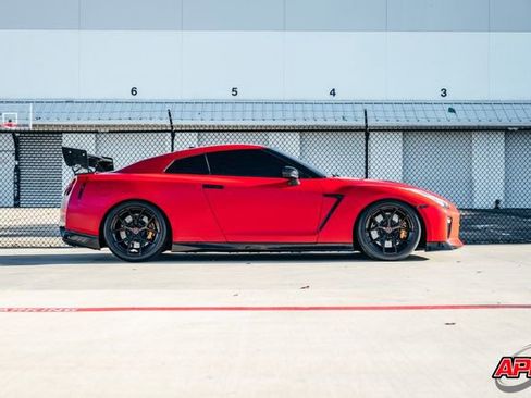 Used 2020 Nissan GT-R Premium w/ Premium Interior Package image 13