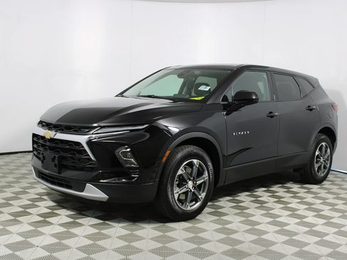 Used 2025 Chevrolet Blazer LT FWD image 3