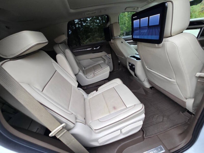 Used 2022 GMC Yukon Denali w/ Denali Ultimate Package AWD/4WD image 1