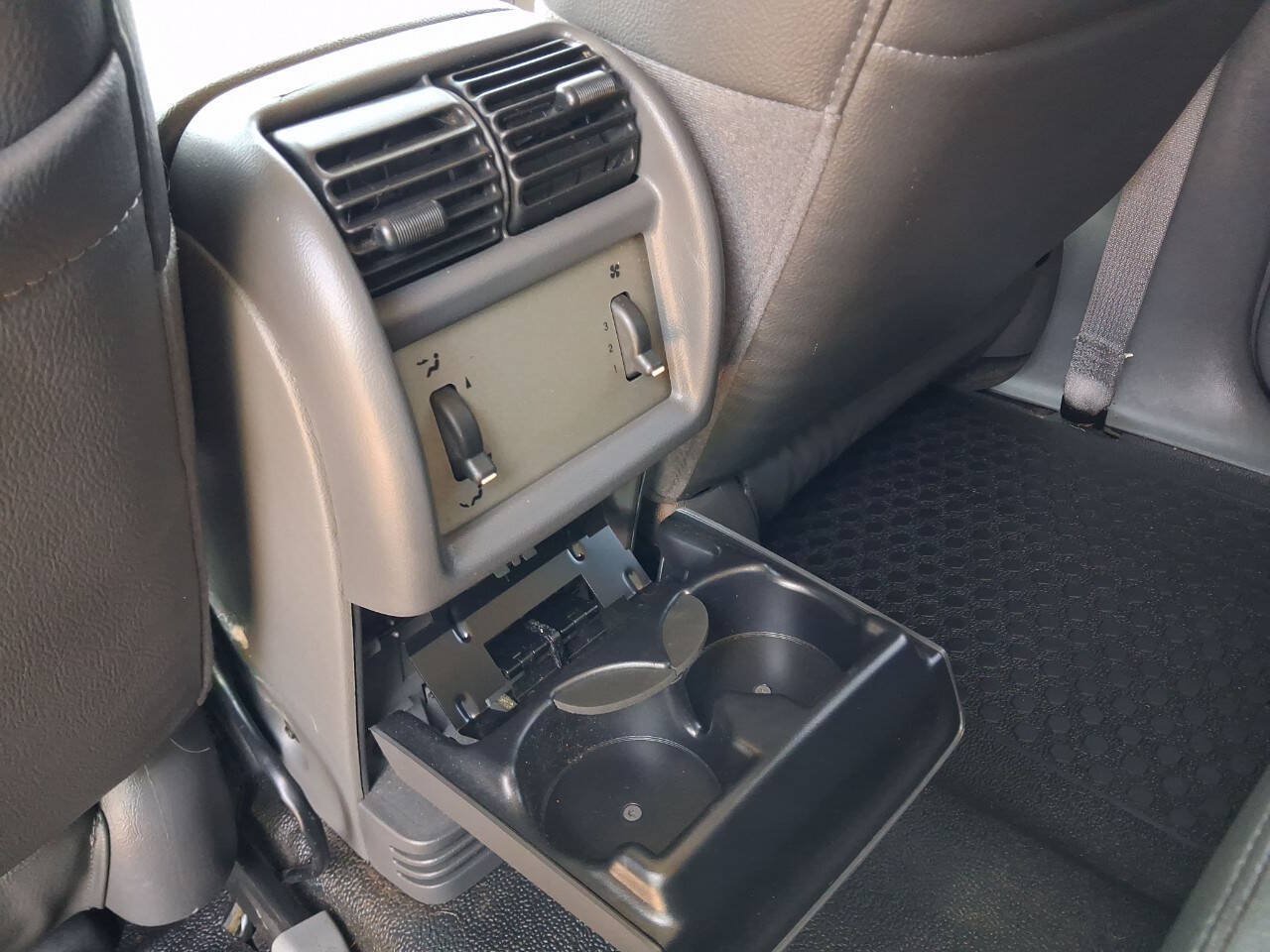 Used 2005 Ford Explorer Sport Trac 4x4 image 27