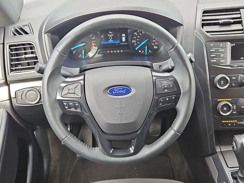 Used 2018 Ford Explorer XLT FWD image 25