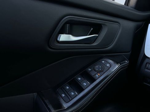 Used 2025 Nissan Rogue SV image 21