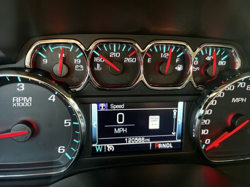 Used 2018 Chevrolet Suburban LT image 11