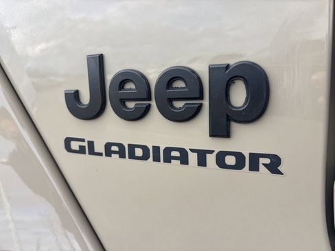 Used 2020 Jeep Gladiator Overland image 5