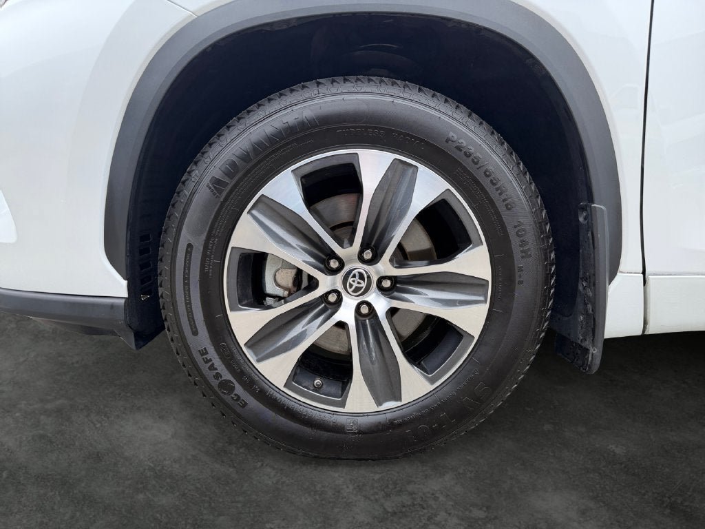 Used 2023 Toyota Highlander XLE AWD/4WD image 4
