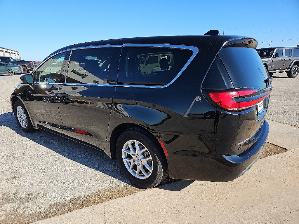 Used 2024 Chrysler Pacifica Touring-L FWD image 4