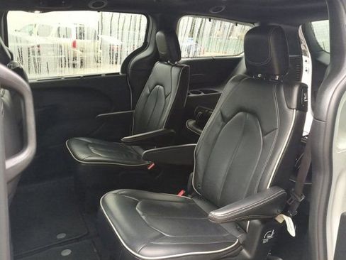 Used 2025 Chrysler Pacifica Limited image 14