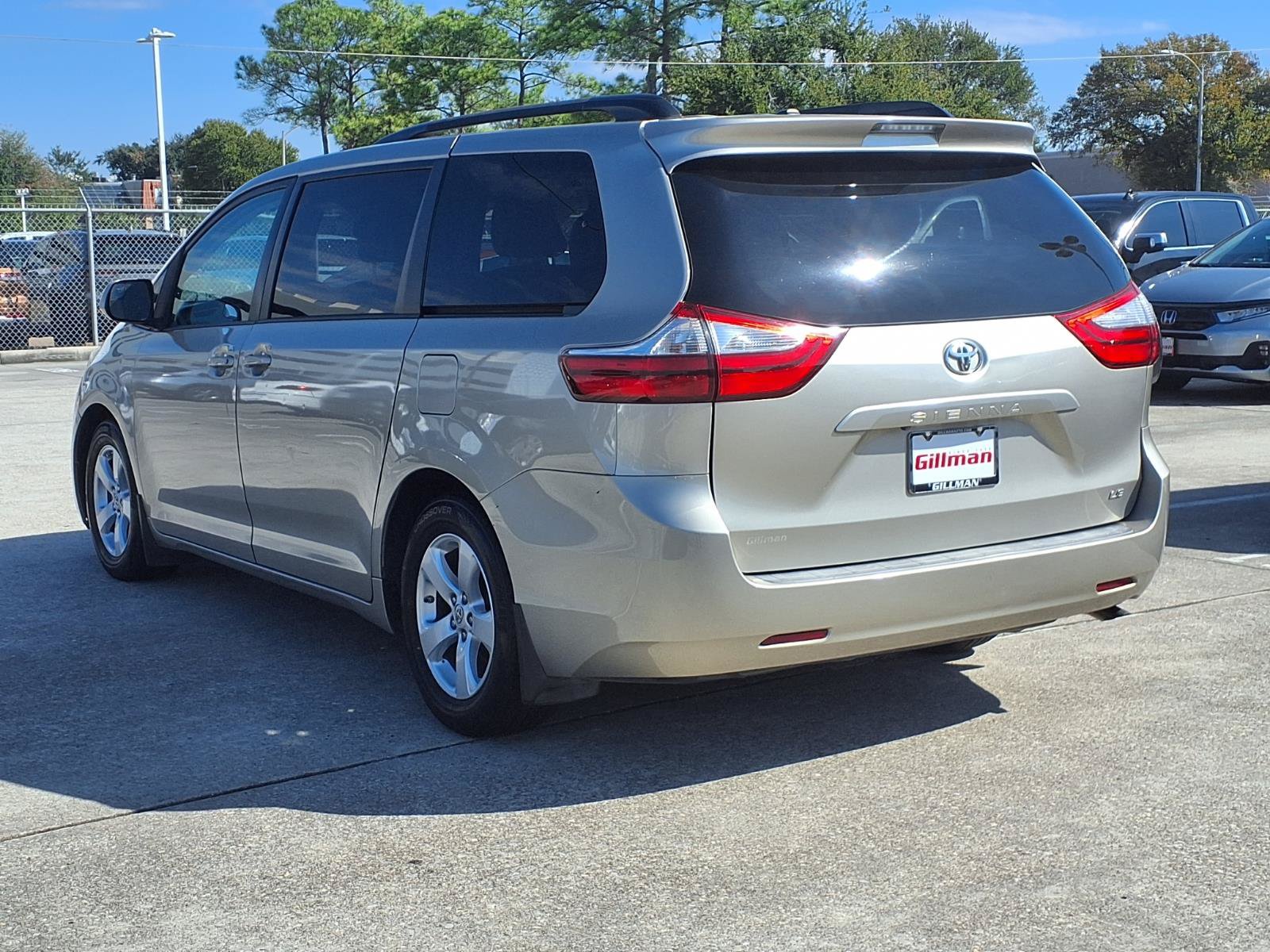 Used 2016 Toyota Sienna LE FWD image 3