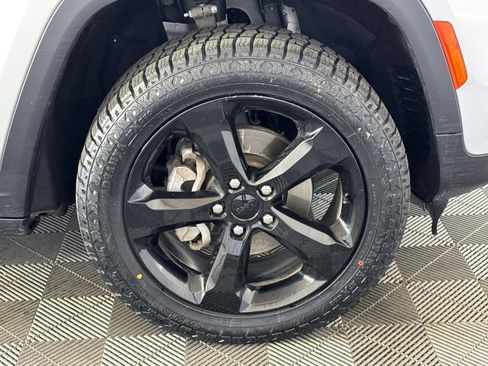 Certified 2023 Jeep Grand Cherokee Altitude AWD/4WD image 15