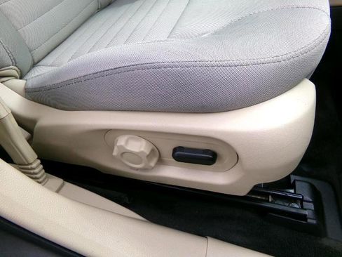 Used 2018 Ford Taurus SE image 27