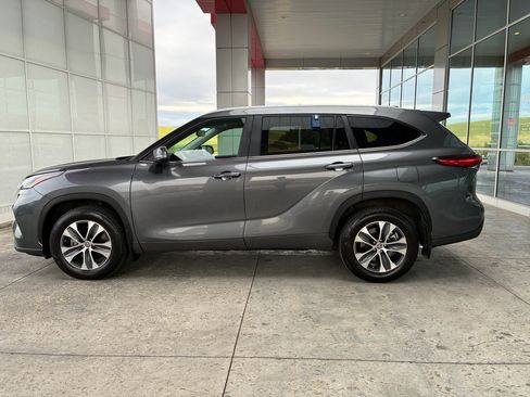 Used 2023 Toyota Highlander XLE AWD/4WD image 4