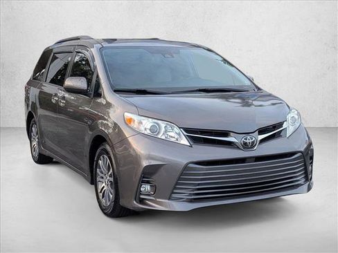 Used 2018 Toyota Sienna XLE image 3