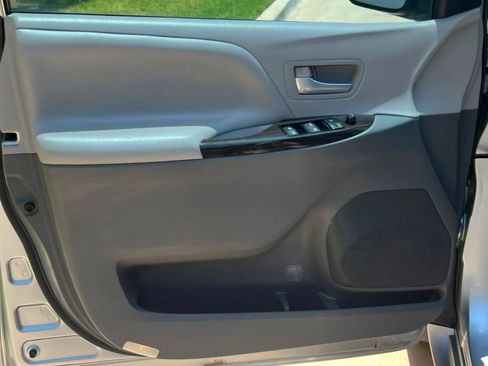 Used 2015 Toyota Sienna XLE w/ XLE Navigation Package FWD image 17