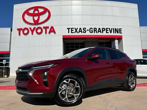 Used 2025 Chevrolet Trax LT w/ LT Convenience Package image 2