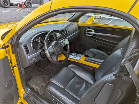 Used 2004 Chevrolet SSR w/ Preferred Equipment Group RWD image 12