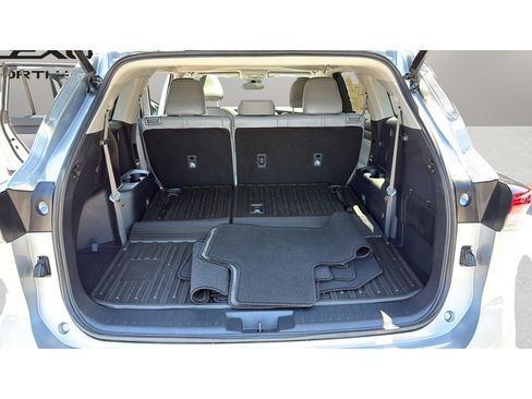Used 2022 Toyota Highlander XLE FWD image 19