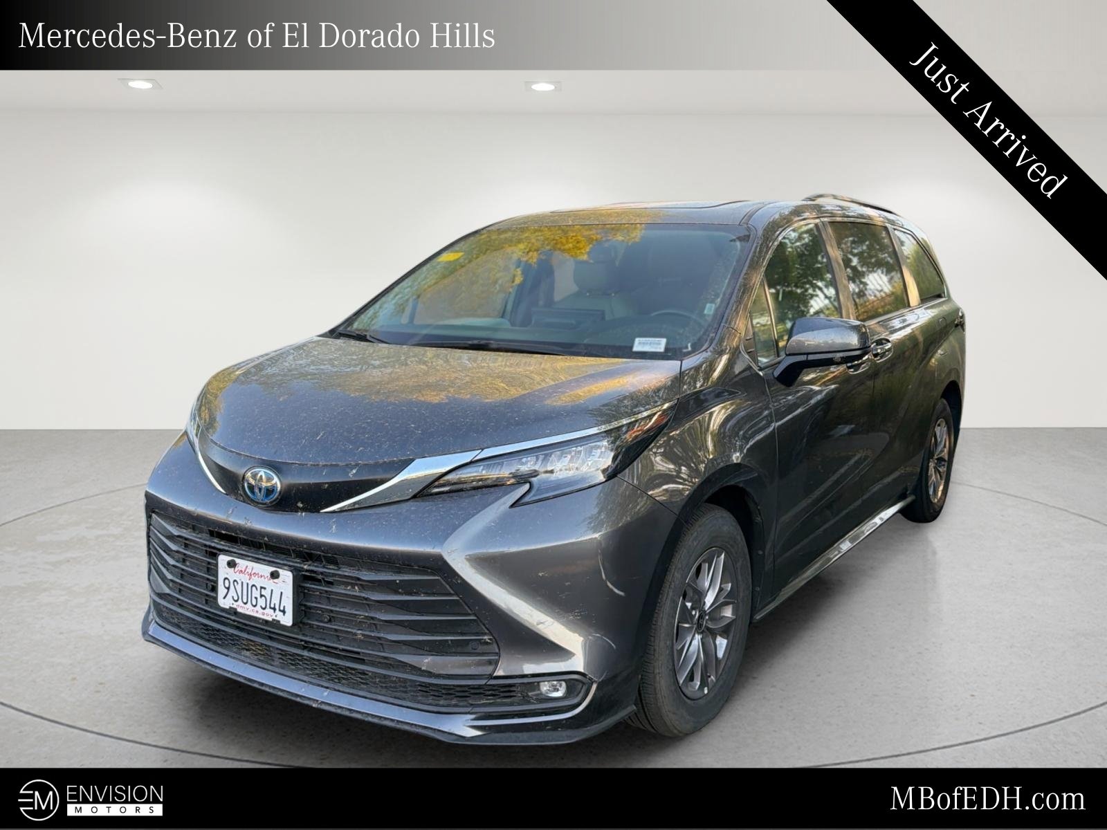 Used 2025 Toyota Sienna XLE FWD image 1