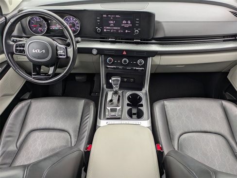 Used 2024 Kia Carnival LX image 2