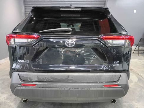 Used 2019 Toyota RAV4 LE image 4