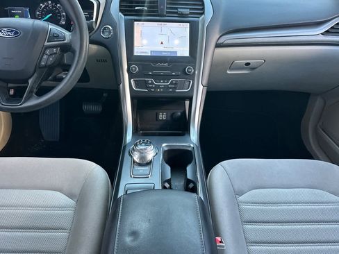 Used 2020 Ford Fusion SE image 4