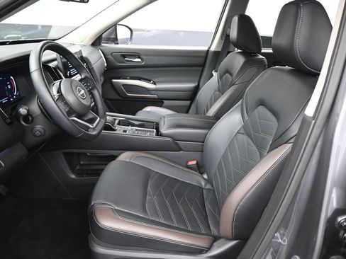 Certified 2025 Nissan Pathfinder Platinum FWD image 9