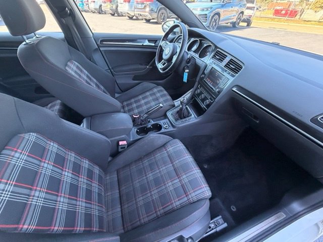 Used 2017 Volkswagen Golf 4-Door FWD image 14