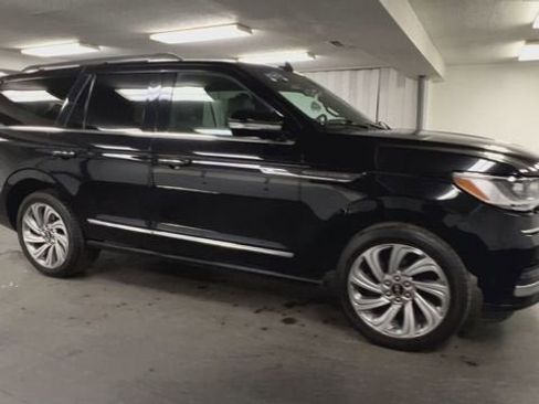 Used 2023 Lincoln Navigator Reserve image 2