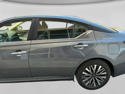 Used 2025 Nissan Altima 2.5 SV FWD image 12
