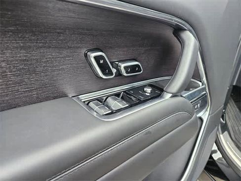 Used 2025 Land Rover Range Rover SE image 16