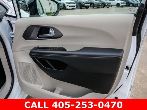 Used 2024 Chrysler Pacifica Limited FWD image 21
