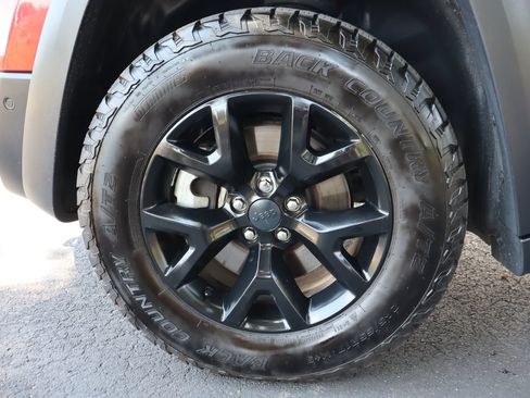 Used 2017 Jeep Cherokee Trailhawk AWD/4WD image 42