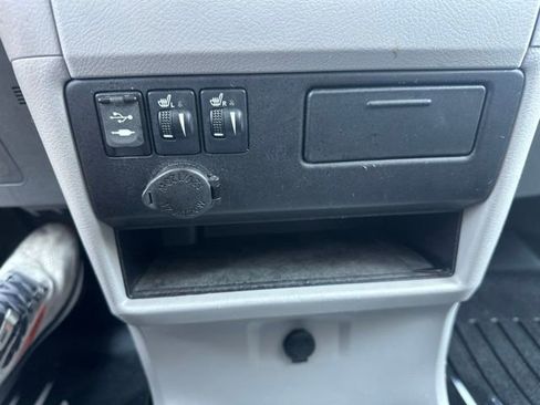 Used 2015 Toyota Sienna XLE w/ XLE Navigation Package FWD image 23